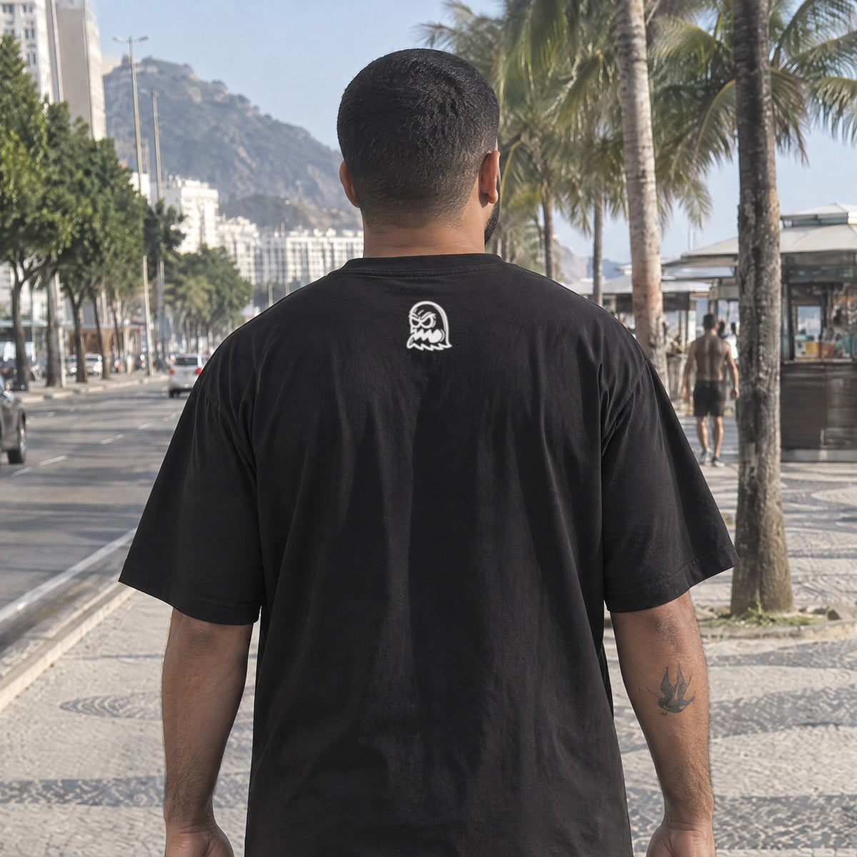 Lockup preta: vestida, outro lado